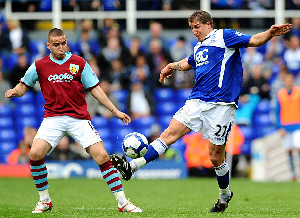 莱万、亚马尔、巴尔德赛后与人气组合ITZY互动，并合影留念.