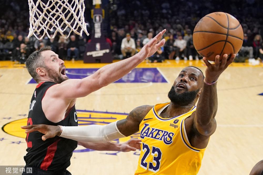 曼聯為烏加特提出3500萬歐元報價，巴黎仍堅持6000萬歐元並不急售.